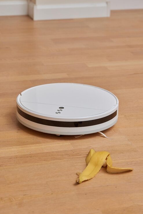 Robot aspirador sobre suelo laminado de madera